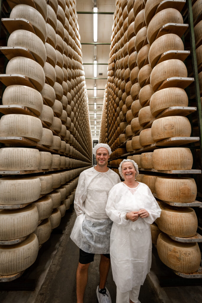 Olivia på besök i parmesanfabriken i Parma