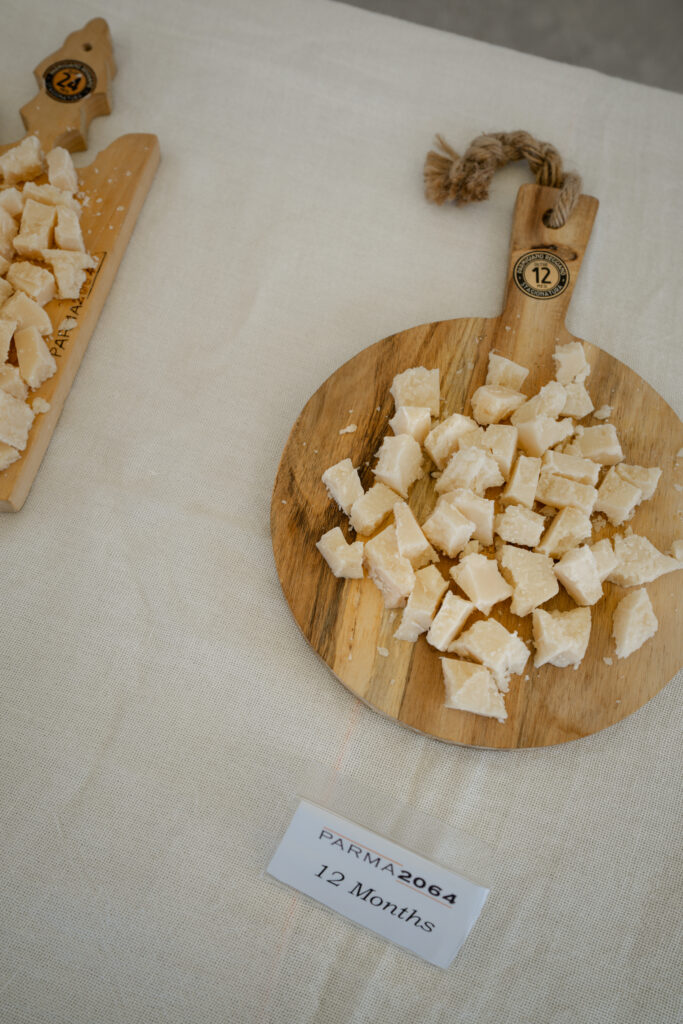 Smakprov av Parmigiano-Reggiano hos producenten Parma2064