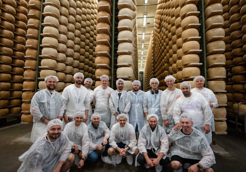 DSC01196 Olivia besöker parmesanleverantören Parma2064