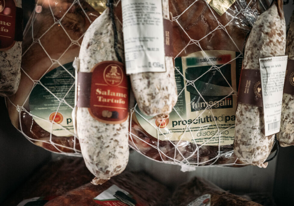 Råvarer Italienska råvaror av parmaskinka och salami